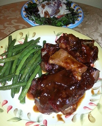 A plate of food with meat and green beans.