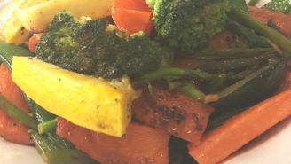 A plate of food with broccoli, carrots and meat.