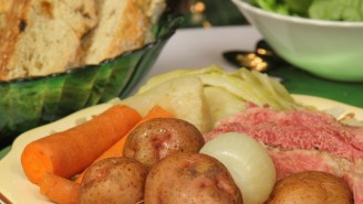 A plate of food with potatoes, carrots and meat.